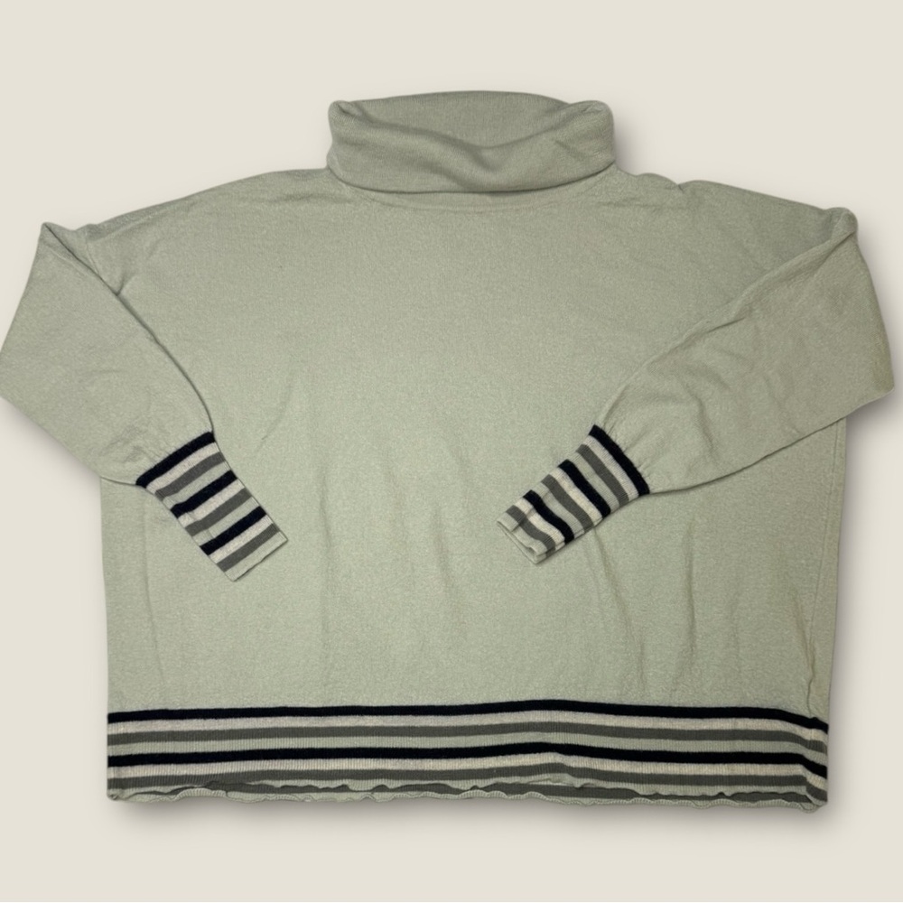 Elegant Cream Turtleneck Sweater with Striped Accents‎ 100% fine wool Sz large